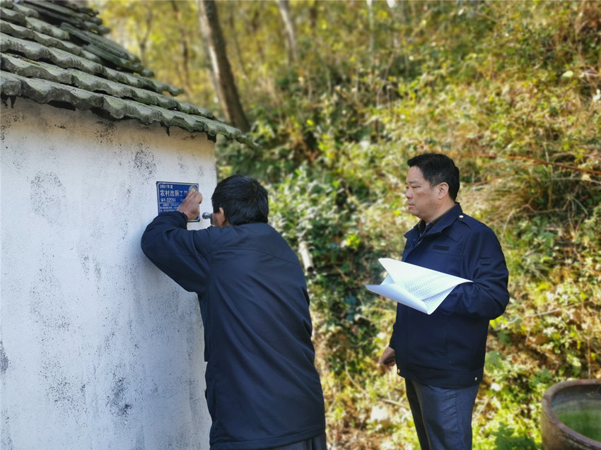 大關(guān)鎮(zhèn)：開展農(nóng)村戶廁改造驗(yàn)收工作.jpg