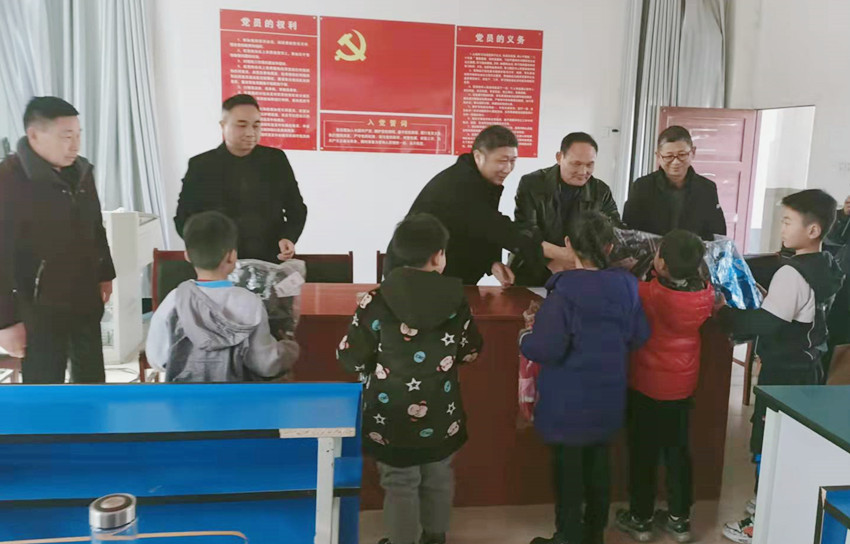 呂亭鎮非公企業：捐贈愛心書包.jpg