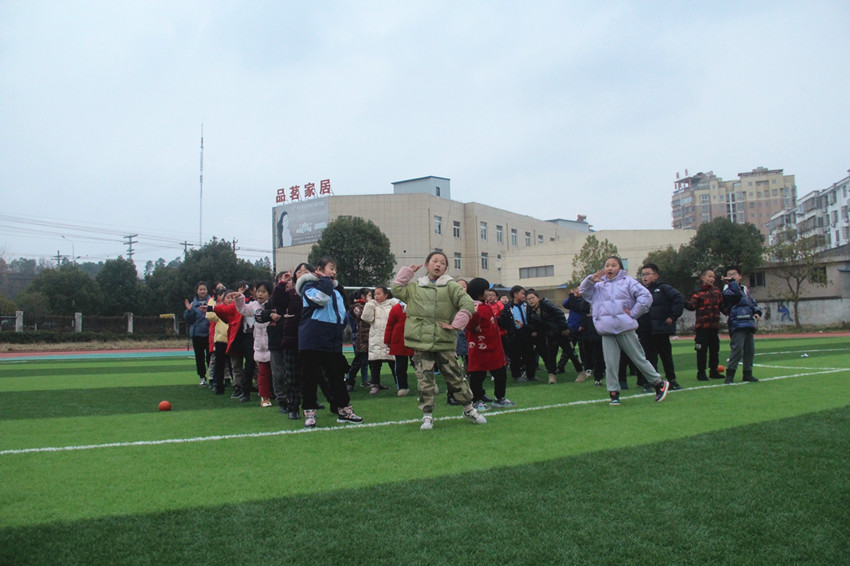碧峰學(xué)校學(xué)生在新操場上鍛煉.JPG