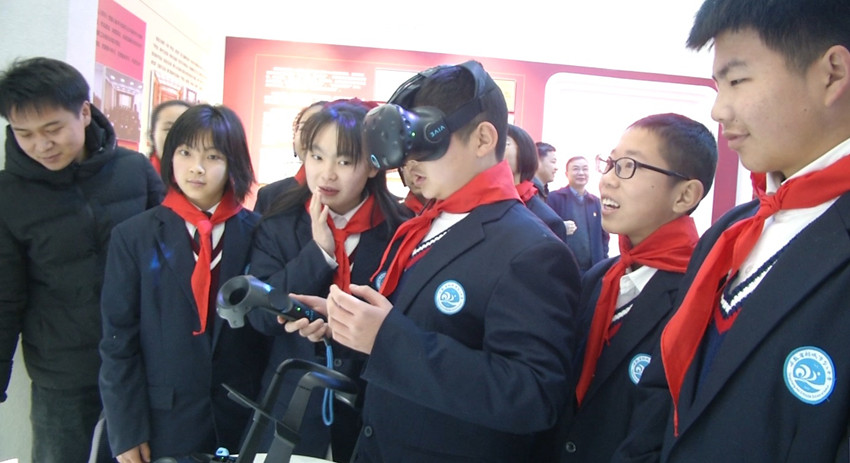 學生體驗VR 技術.jpg