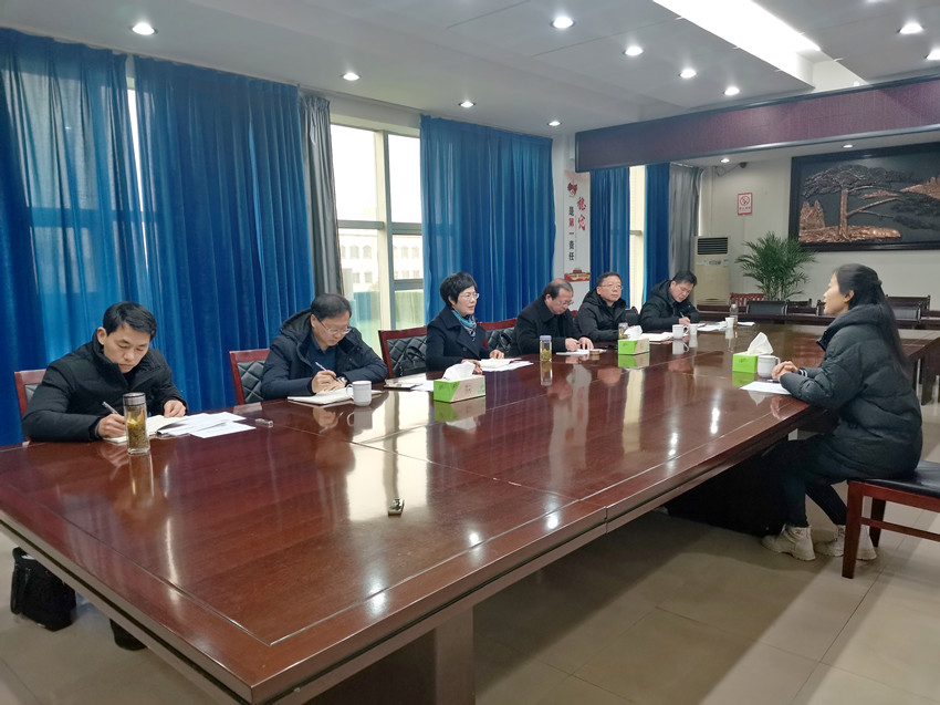 圖為程玉梅與來訪企業負責人親切交流.jpg
