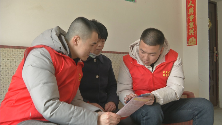村干部向村民介紹“監(jiān)督一點通”服務(wù)平臺操作方法.jpg