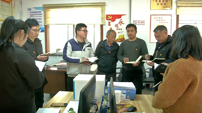 村干部正在討論習近平總書記重要講話內涵.jpg