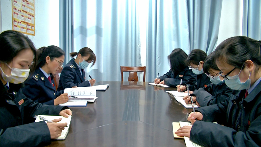 窗口女稅干集中學(xué)習(xí)業(yè)務(wù)知識(shí).jpg