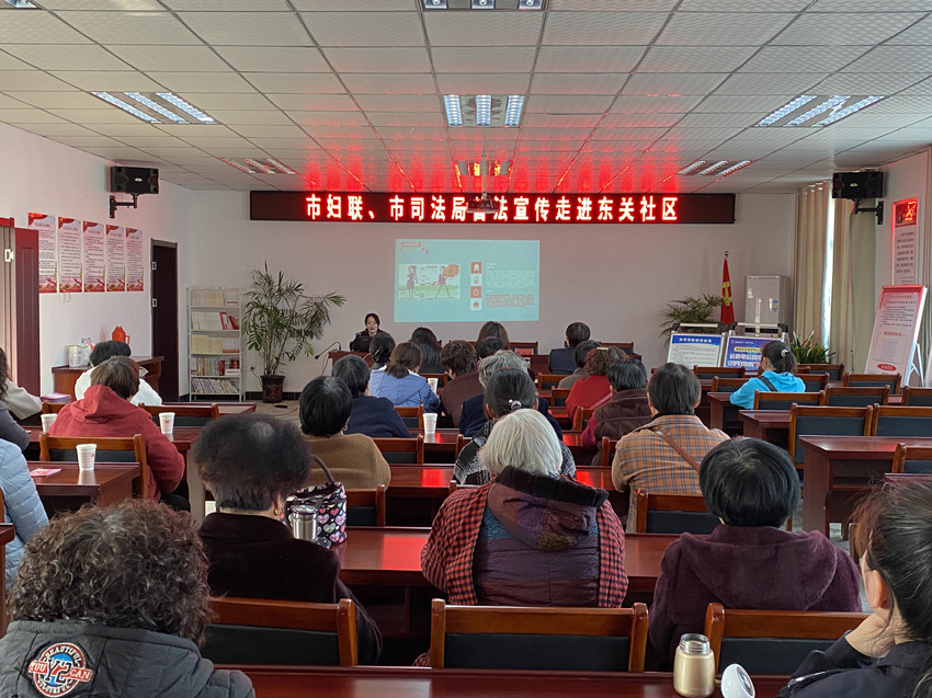 市婦聯(lián)、市司法局、市公安局普法宣傳走進(jìn)東關(guān)社區(qū)、同安小學(xué).jpg