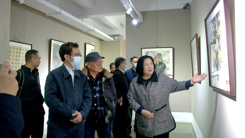 圖為各方領(lǐng)導(dǎo)和嘉賓在觀看書畫展.jpg