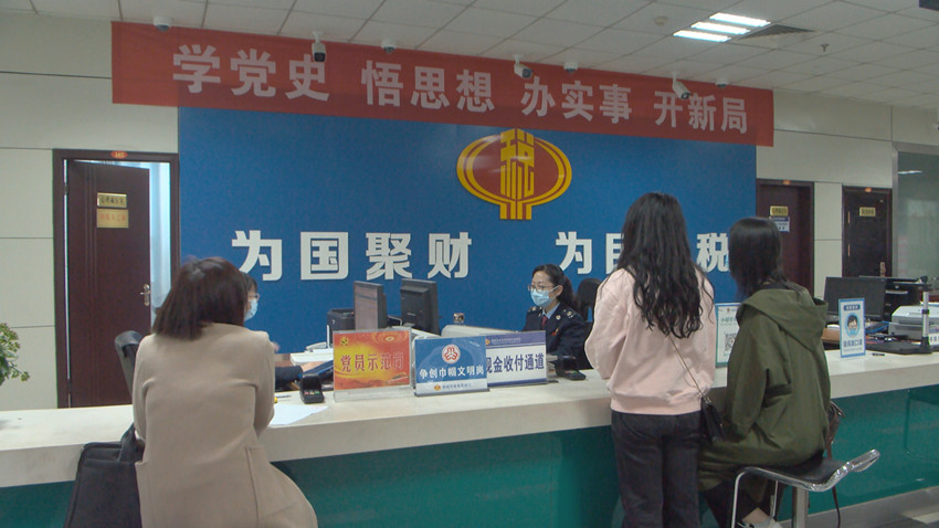 圖為市民在服務(wù)窗口辦理業(yè)務(wù)。.jpg