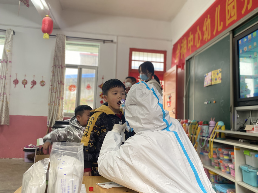 金神鎮(zhèn)：核酸檢測進校園，守護祖國小花朵.jpg