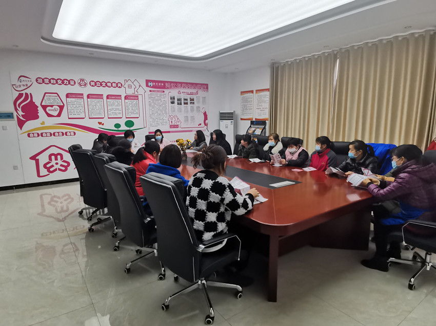 市婦幼保健院的醫(yī)護(hù)人員在桐城市鴻江包裝有限公司“婦女微家” 給企業(yè)女職工講解“兩癌”篩查和產(chǎn)后功能康復(fù)的知識2.jpg