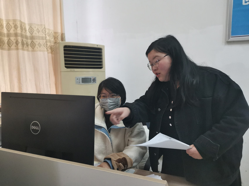 圖為市婦聯(lián)會在鴻潤集團(tuán)指導(dǎo)“婦女微家”創(chuàng)建工作.jpg