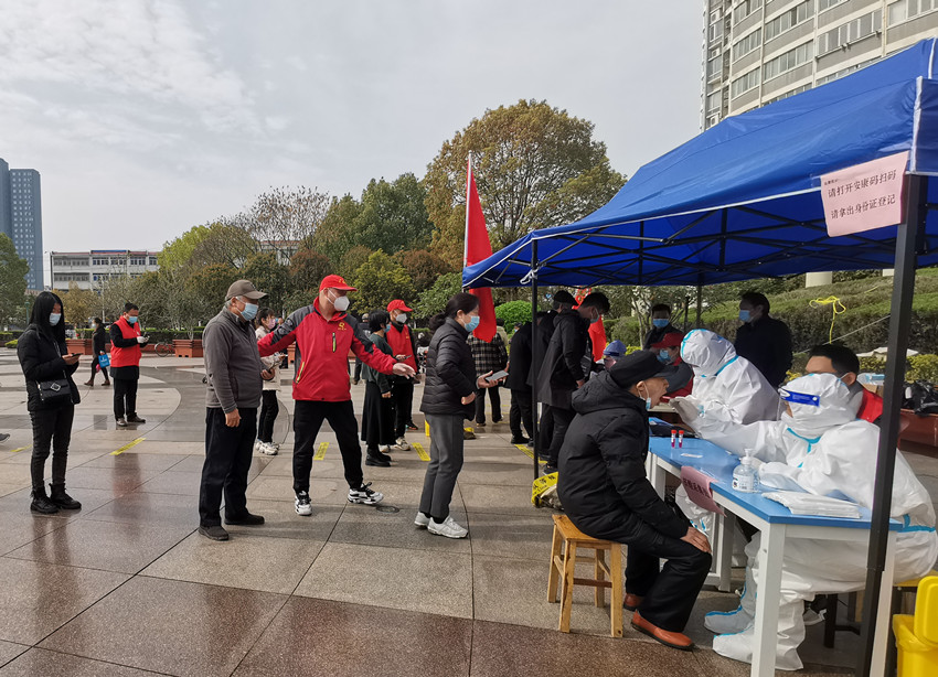圖為疏毅在盛唐廣場核酸檢測點(diǎn)引導(dǎo)群眾.jpg