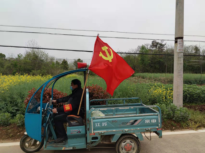 該鎮(zhèn)金神村護林員車載小喇叭宣傳。.jpg