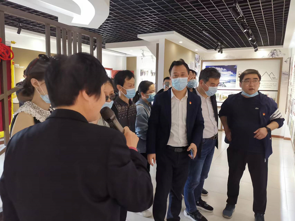 圖為參觀蟠龍村部。.jpg