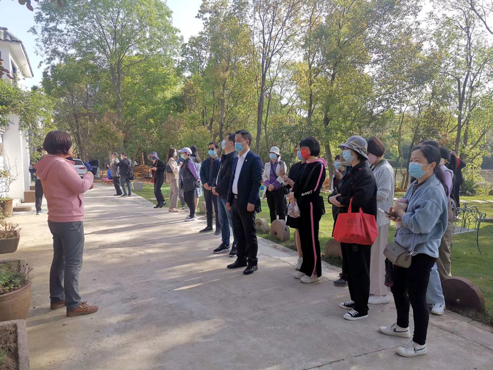 圖為市融媒體中心全體職工參觀裁襟勵子非遺館。.jpg