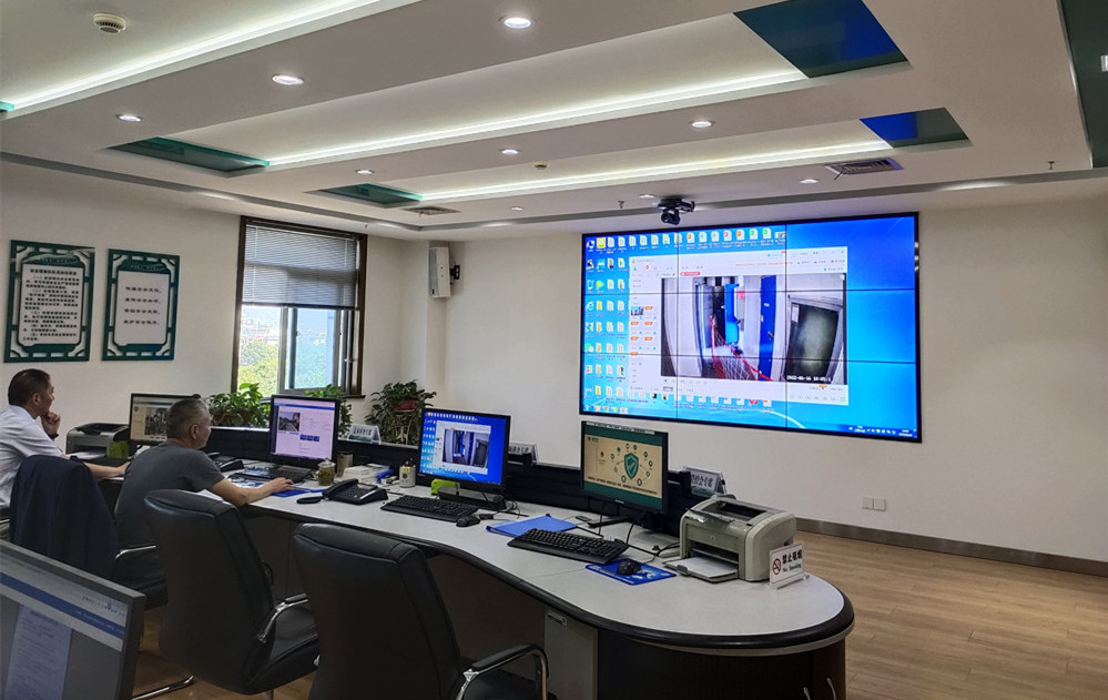 圖為市供電公司安全管控中心遠(yuǎn)程視頻稽查營銷作業(yè)現(xiàn)場.jpg