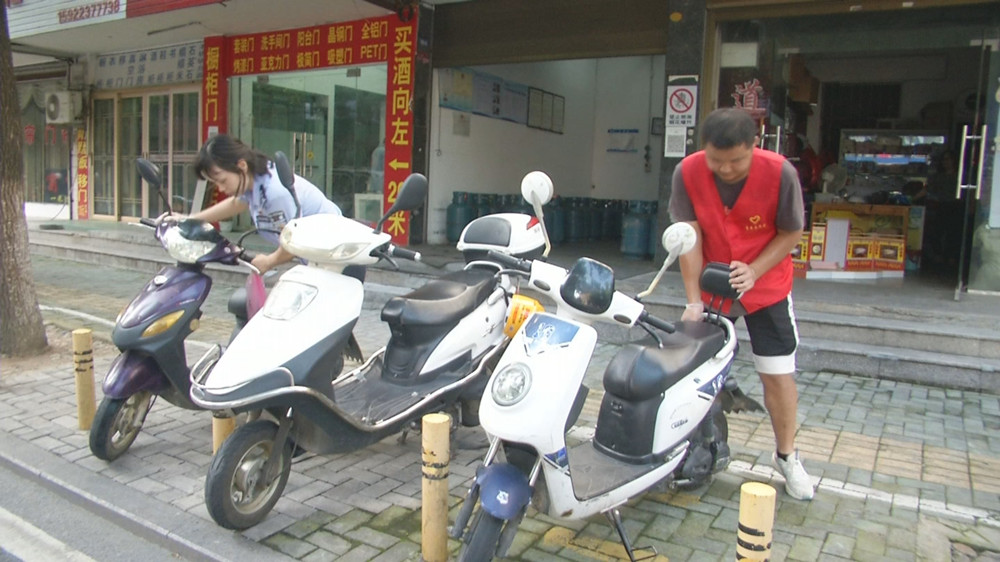 圖為志愿者車(chē)擺放整齊.jpg