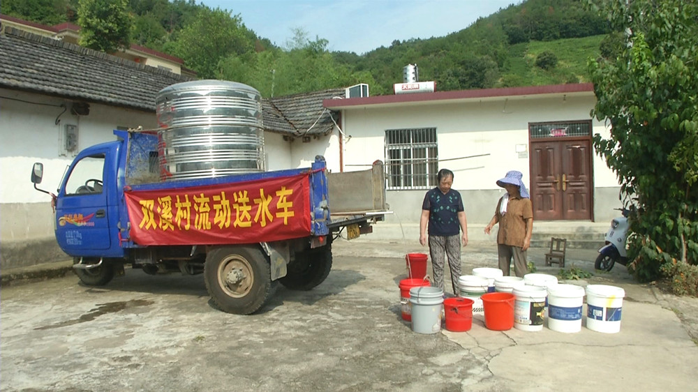 圖為流動送水車送水.jpg