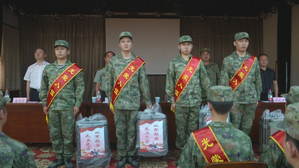 2022年下半年新兵歡送會(huì) 與會(huì)領(lǐng)導(dǎo)和赴西藏方向新兵合影留念.jpg