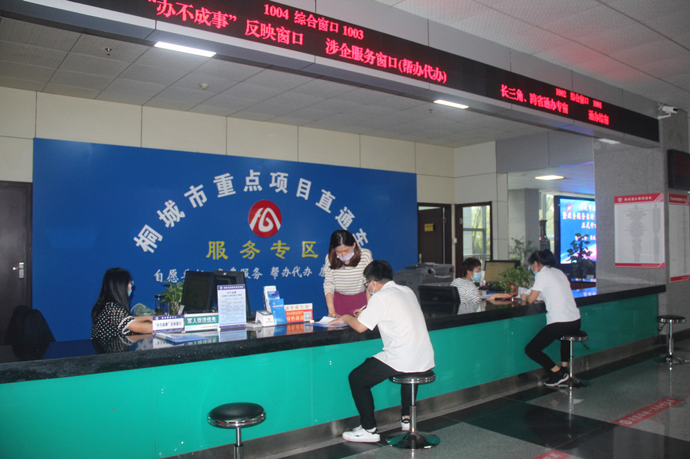 政務服務人員在指導代辦員填寫材料.JPG