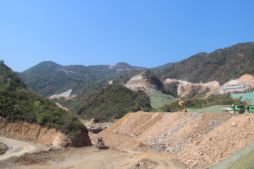 電站工程下庫泄洪設施施工現場.JPG