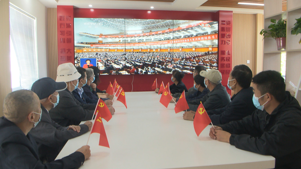 圖為老黨員在黨員活動室收聽收看黨的二十大開幕式。.jpg