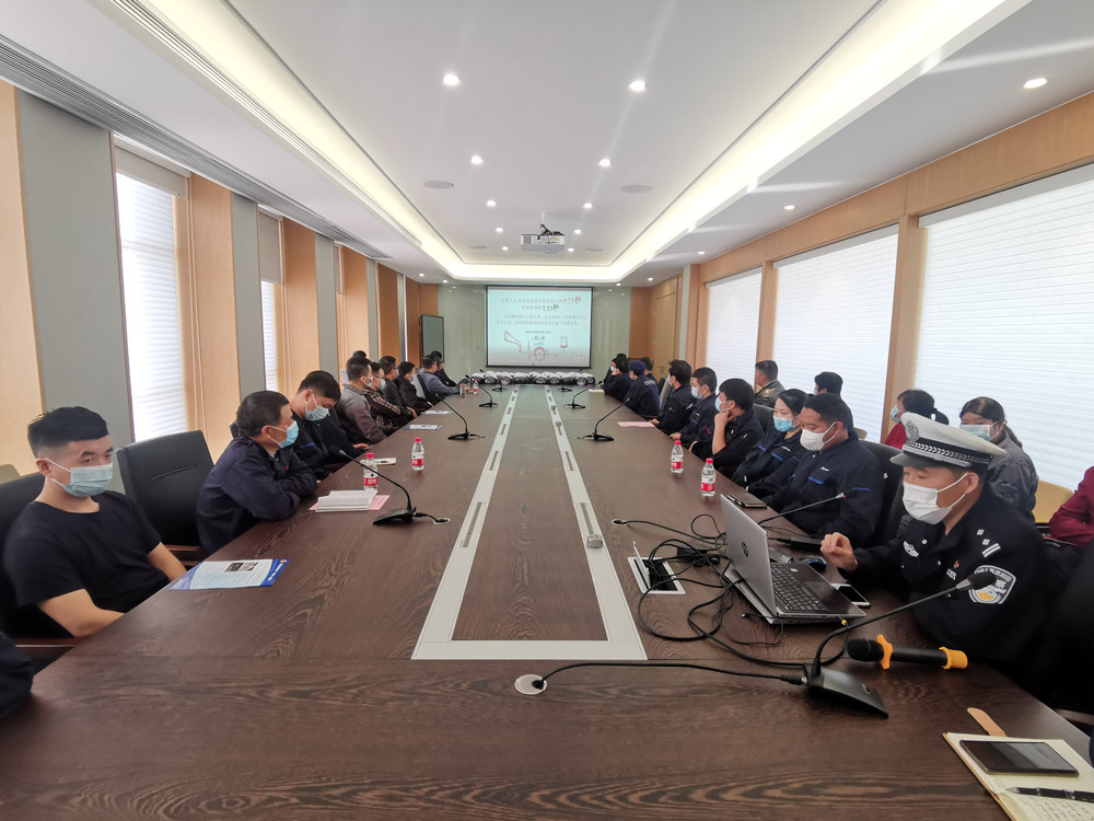 圖為交警為企業職工作交通安全知識宣講。.jpg