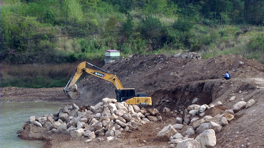圖為大關鎮小關村沖口山塘清淤整治現場.jpg