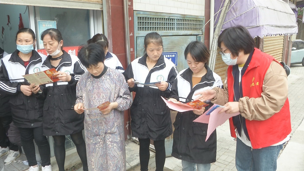 圖為志愿者走進企業進行宣傳消防安全知識.jpg