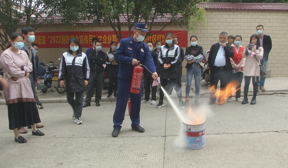 圖為消防員到企業進行現場演練.jpg