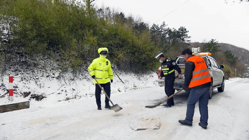 圖為交警和公路部門協作撒鹽融冰保暢通 拷貝.jpg