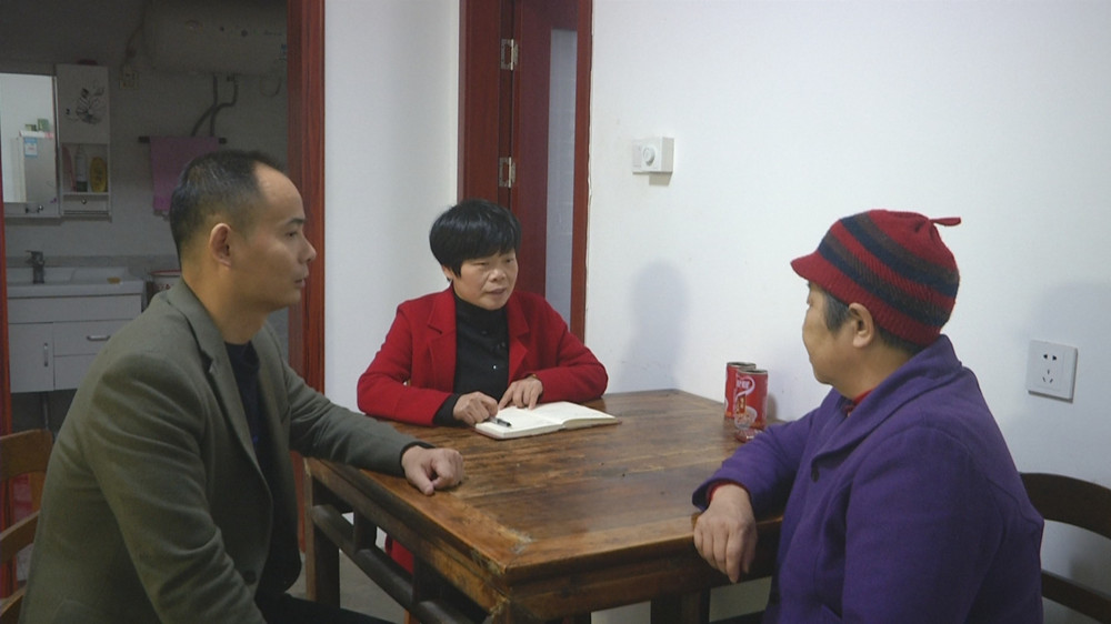 圖為江紅玲在走訪社區居民時的情景.jpg