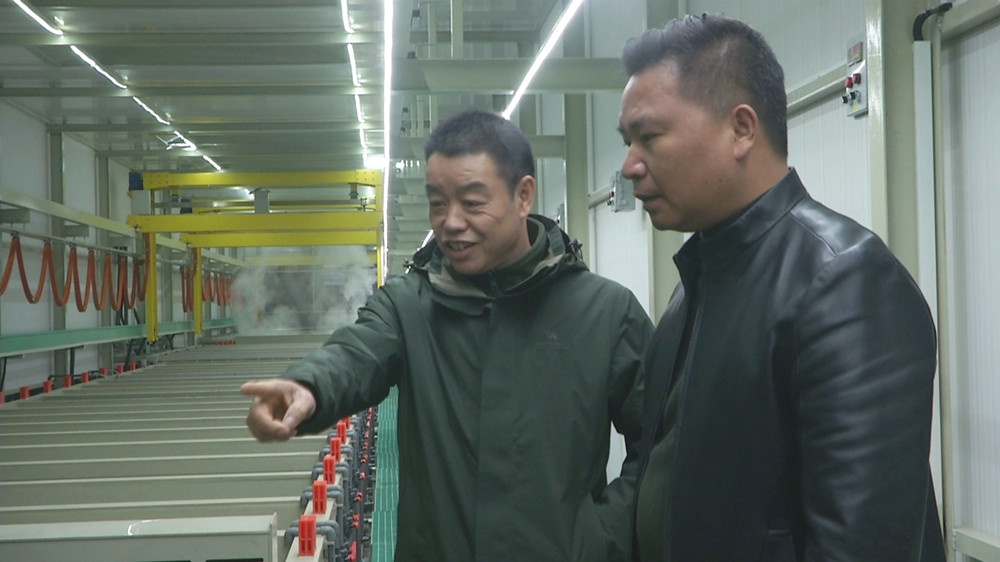 王先福在走訪桐城浙江商會會員企業(yè)時的情景.jpg