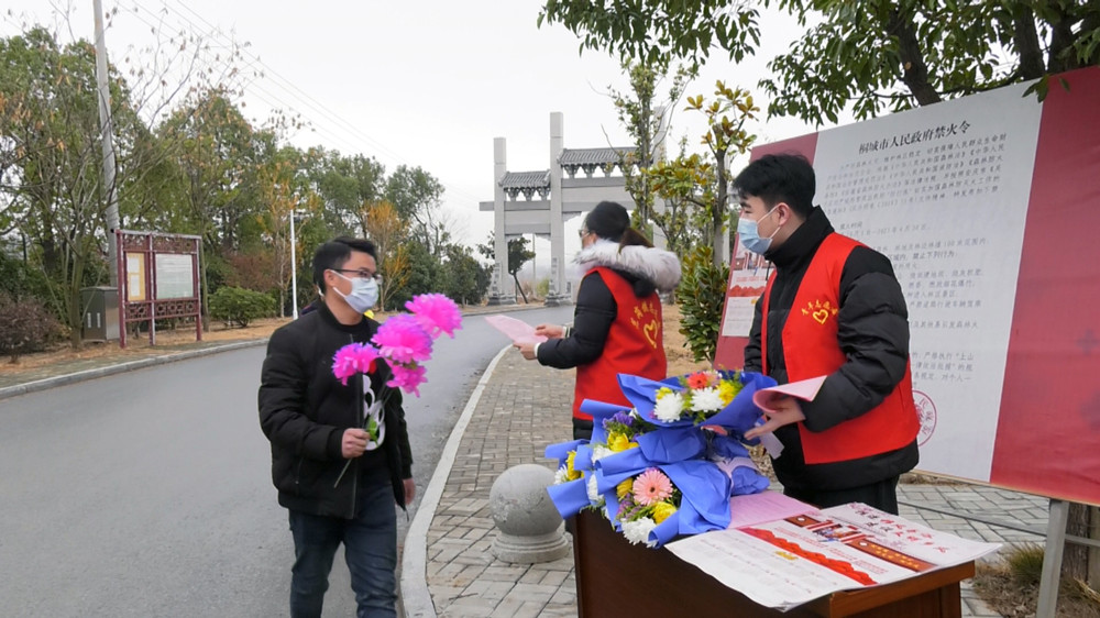圖為志愿者正在對(duì)過(guò)往群眾進(jìn)行文明祭祀宣傳.jpg