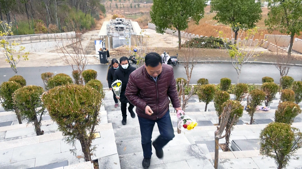 圖為手拿鮮花前來(lái)祭祀的群眾 .jpg