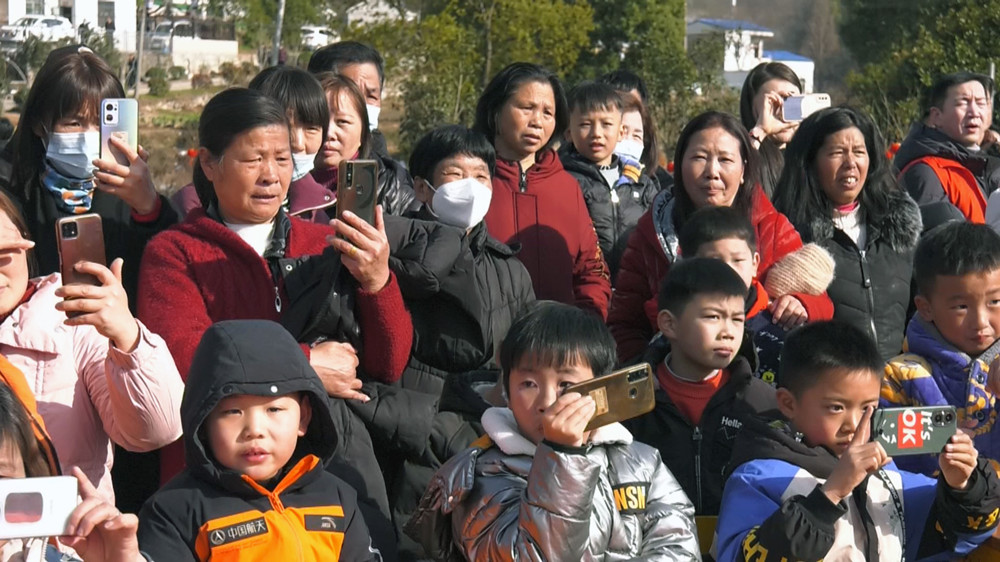 圖為現場圍滿了前來觀看村晚的村民1 .jpg