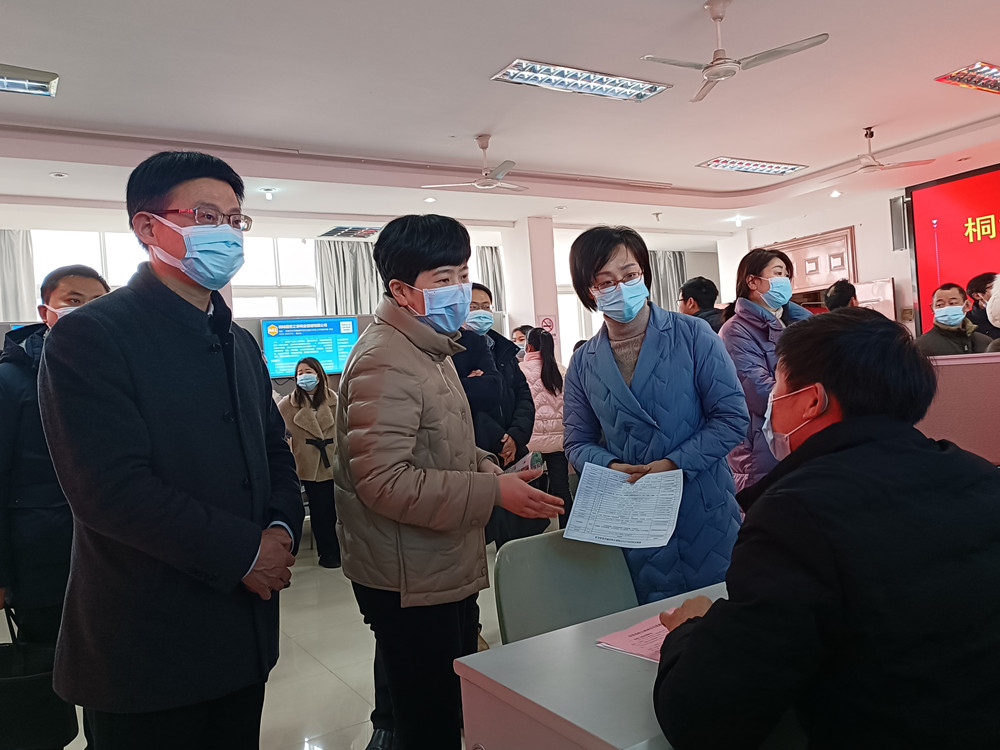 圖為副市長占娜與企業招聘人員溝通交流.jpg