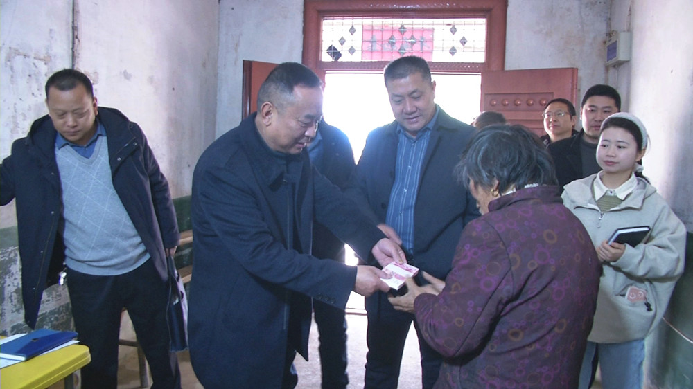 圖為汪新志資助現場（左）.jpg