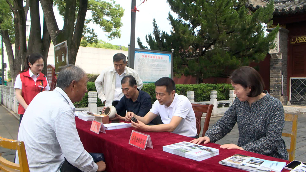 圖為博物館工作人員為市民提供文物鑒定服務。.jpg