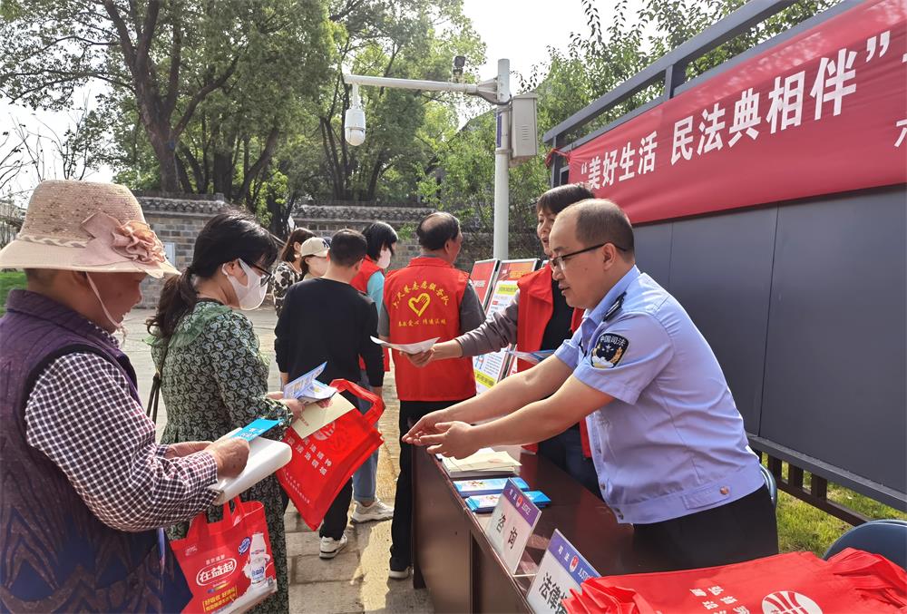 2023年5月13日，桐城市司法局文昌司法所攜帶“社會生活百科全書”走進(jìn)六尺巷，用法典與典故，為群眾演繹新時代的六尺巷故事.jpg