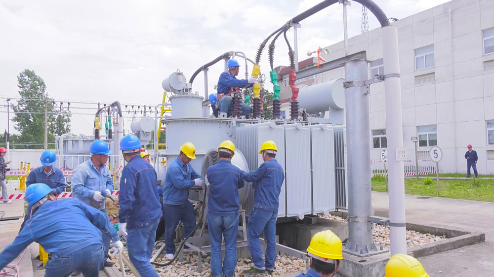 圖為工作人員正在對金神變3號主變進行拆除作業.jpg