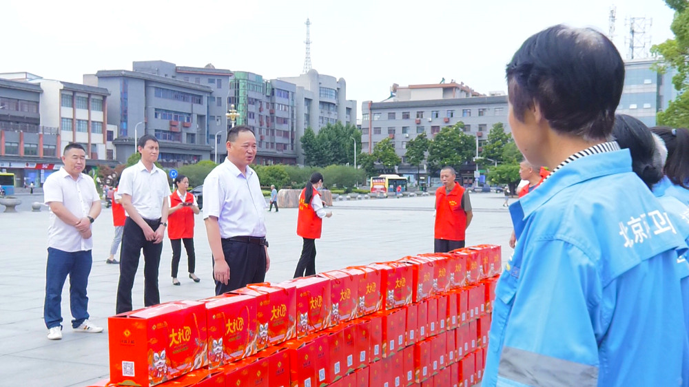 市委常委、副市長(zhǎng)章友厚看望慰問(wèn)一線環(huán)衛(wèi)工人.jpg