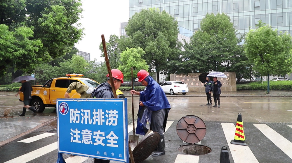 圖為經(jīng)過近一個(gè)小時(shí)的搶排之后的路面.jpg