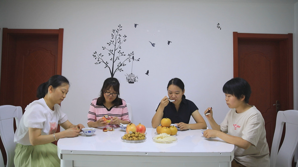 中醫(yī)建議白露時節(jié)應(yīng)多吃滋陰潤肺補(bǔ)氣的時令果蔬，例如百合、龍眼肉、雪梨、大棗等等.jpg