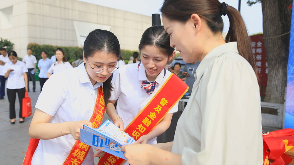 圖為現在工作人員正在為過往群眾宣傳網絡安全知識1.jpg