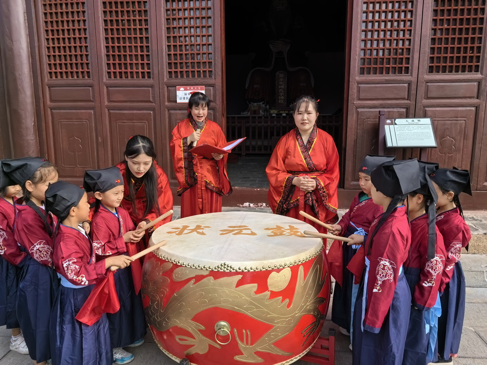 圖為學生們擊鼓鳴志。.jpg