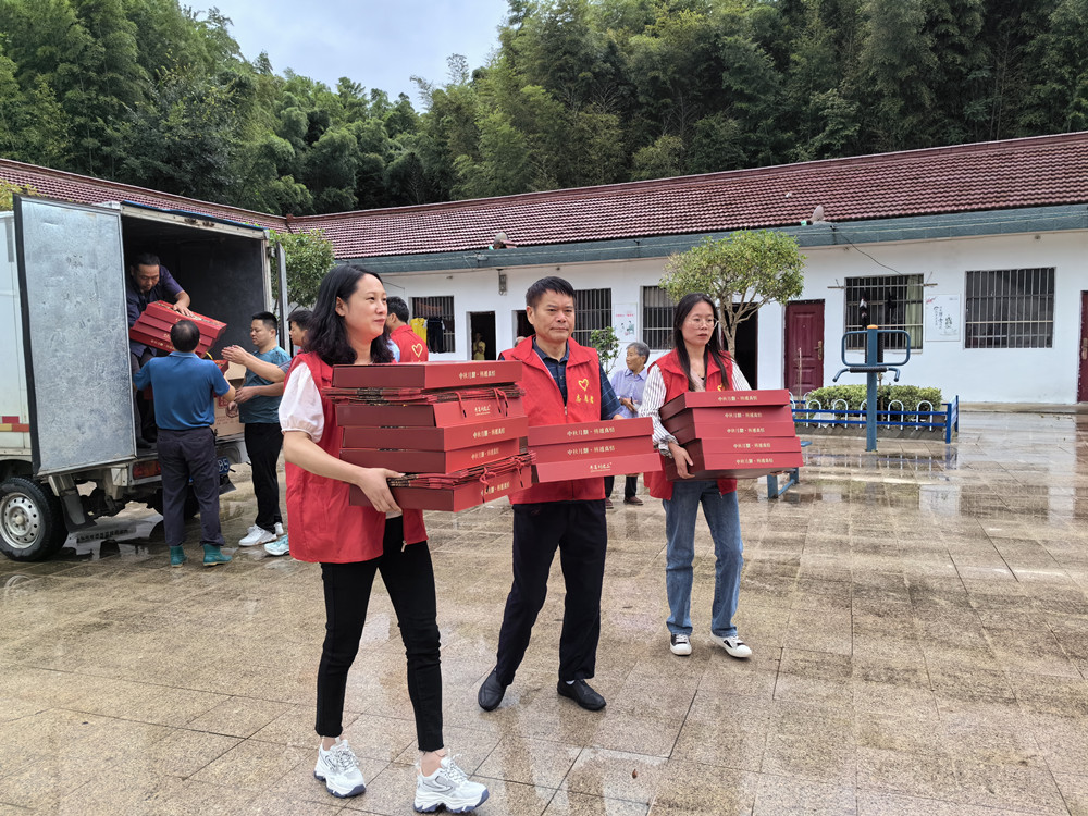 圖為愛心企業家、志愿者一行搬運愛心物資。.jpg