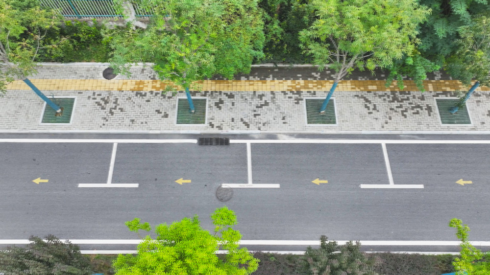 圖為我市充分利用城區(qū)資源，劃定的行車道停車位.jpg