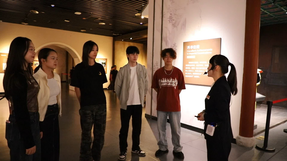圖為國慶期間，游客參觀博物館，聆聽講解。.jpg