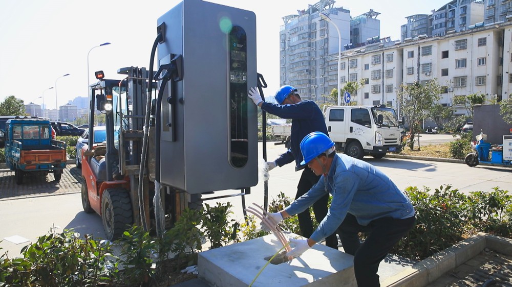 圖為當地供電部門正在文昌再就業園充電站安裝新能源汽車充電樁.jpg