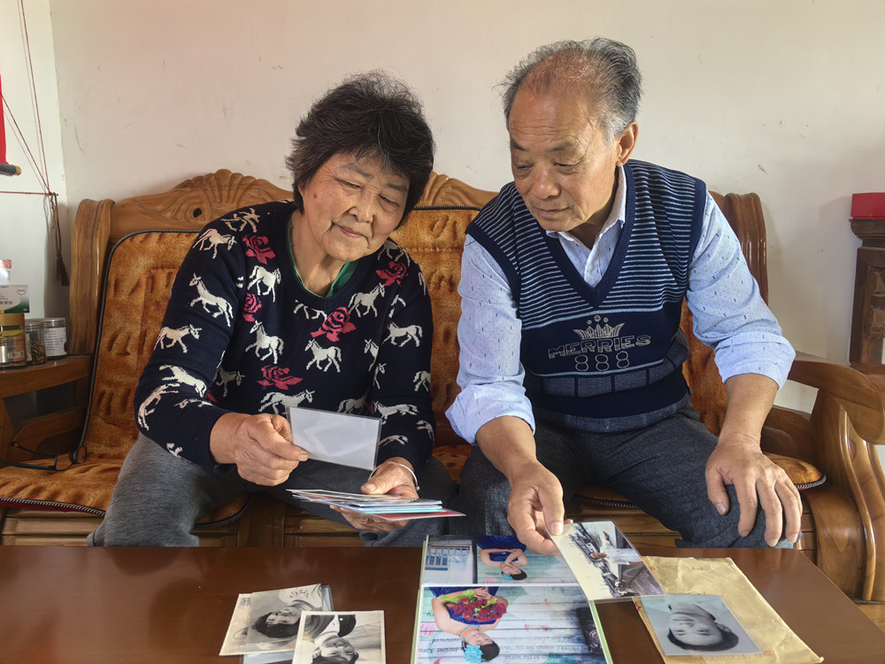 圖為孫桂華（左）和老伴翻閱照片，回憶往昔。.jpg